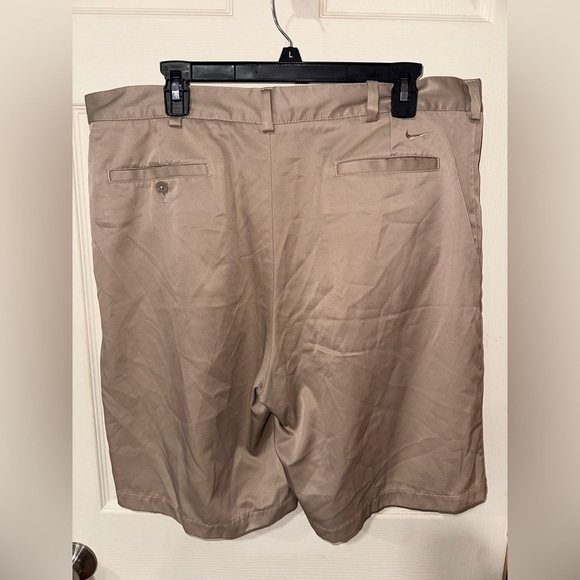 Men’s Nike Fit Dry Golf Tan Shorts - Picture 2 of 2